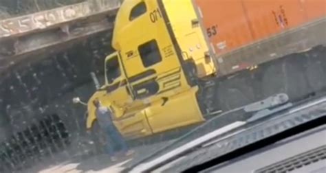 Le Semi Remorque Ne Peut Pas Passer Sous Ce Pont Son Chauffeur Est