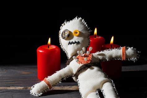 Sonhar Com Boneco De Vodu - Boneca vodu e velas de alto ângulo | Foto Grátis