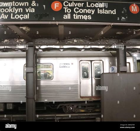 Metro station Manhattan New York City Stock Photo - Alamy