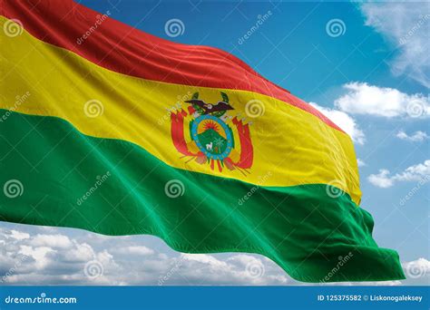 Bandera Nacional De Bolivia Que Agita El Ejemplo Realista 3d Del Fondo Del Cielo Azul Stock De