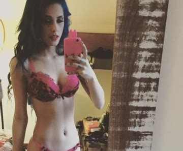 Tati Zaqui Posa De Lingerie E Leva F S Loucura Nunca Vai Existir