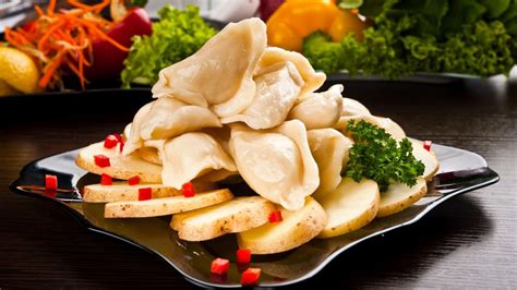 Обои на рабочий стол Тарелка с варениками и зеленью, обои для рабочего ...