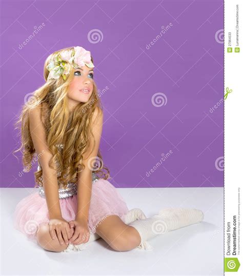 Fille Blonde De Mode De Princesse Avec Des Fleurs De Source Image stock Image du beauté