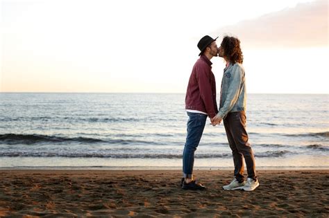 Vue D Un Couple Gay Affectueux Et Passant Du Temps Ensemble Sur La Plage Photo Gratuite