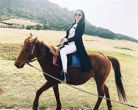 Sao Vi T Ng Y Th Y Ti N Khoe Th N H Nh N Ng B Ng Khi Di N Bikini Tr C Bi N