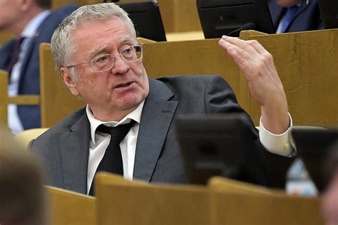 Жириновский предложил снизить цены на бензин до 10 рублей за литр.