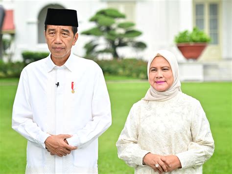 Foto Presiden Jokowi Dan Ibu Iriana Ucapkan Selamat Idulfitri