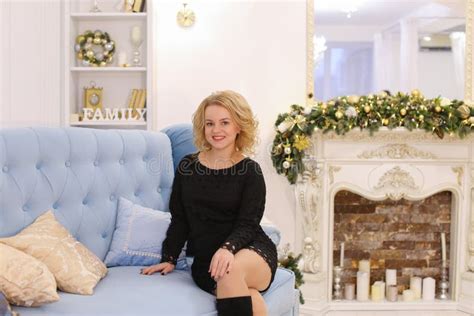 Prachtige Jonge Blonde Vrouwen Glimlachende En Stellende Zitting Op Laag Stock Afbeelding