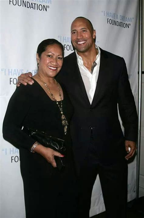 Dwayne Johnson With His Mom Ata Johnson The Rock Dwayne Johnson