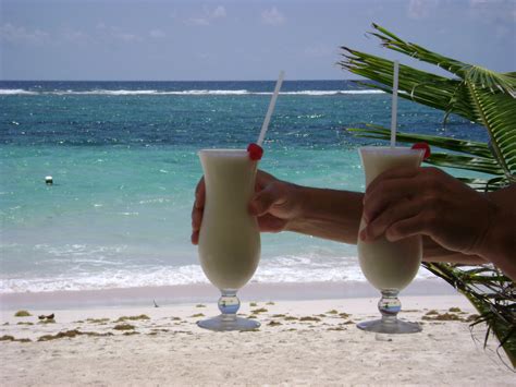 piña colada en la playa Glass of milk Alcoholic drinks Alcohol