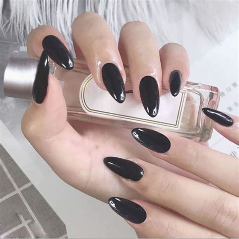 Descubrir 72 imagen uñas almond negras Viaterra mx