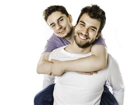 Pareja Gay Joven De Pie Juntos Por Un Entorno Aislado Imagen De Archivo Imagen De Fechado