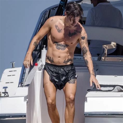 Harry Styles Shows Off His Abs Celebria Atrl