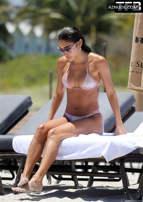 Chantel Jeffries Sexy Seen Flaunting Her Hot Figure In A Tiny Pink Bikini In Miami Aznude