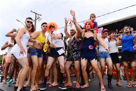 Foz do Iguaçu abre o carnaval o histórico bloco Menina Veneno