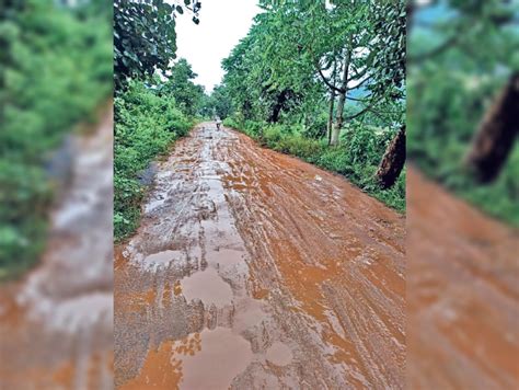 सडक पर कचड और गडढ स लग परशन People upset due to mud and