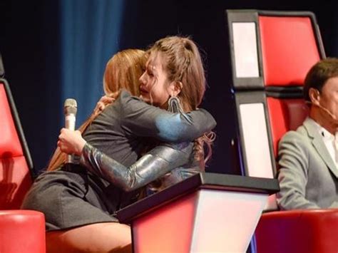 Hot girl The Voice quyết không ra sân khấu vì MC đọc sai tên 2sao