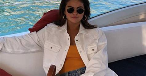 La sensual foto de Selena Gómez en bikini blanco presumiendo sus curvas