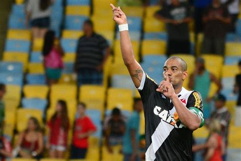 Ex Zagueiro Do Vasco Rodrigo Elege Fred O Jogador Mais Pipoqueiro