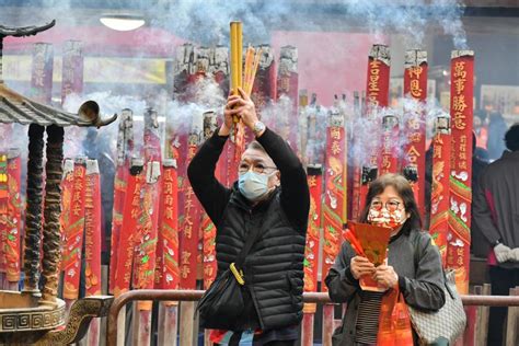 新春賀虎年｜大年初一市民冒寒風細雨車公廟參拜 祈求平安好運 消費券專頁