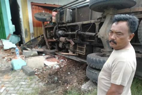 Selip Truk Fuso Tabrak Bengkel Hingga Terguling Radar Jombang