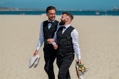 Gay Con Pareja Con Cuidado Y Amor Pareja Gay Haciendo Un Ramo Juntos Durante La Ceremonia De