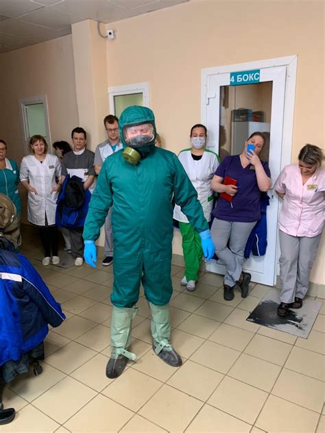 В инфекционной больнице приготовили противочумные костюмы для приема ...