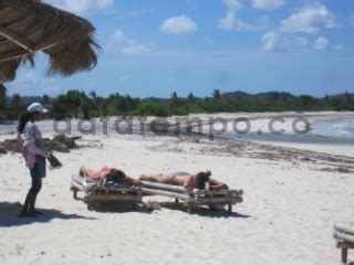 Turis Asing Berjemur Di Pantai Aan DATATEMPO