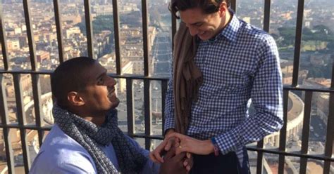 Primeiro Gay Assumido Da Nfl Pede Namorado Em Casamento