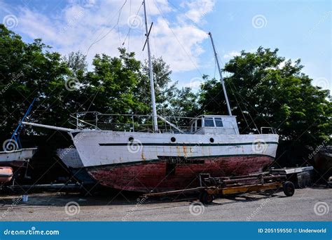 Barco De Madeira Velho E Quebrado Encalhado Foto De Stock Imagem De