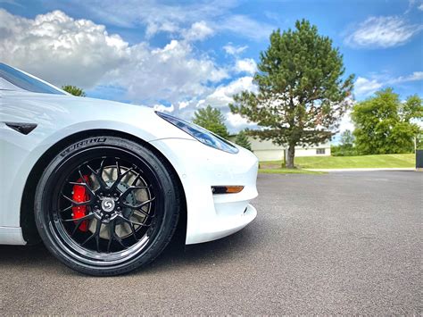 Tesla Model 3 White Signature SV602 | Wheel Front