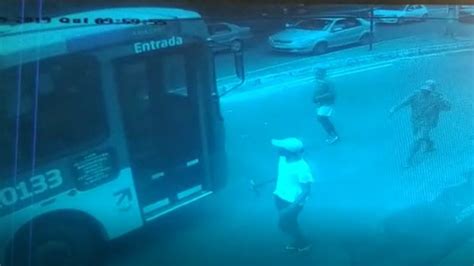 Vídeo bandidos armados furam pneus de ônibus e obrigam passageiros