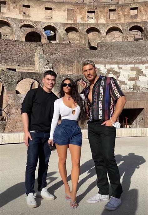 Kim Kardashian Poses Nude As She Continues Her Racy Getaway To Rome The Mirror