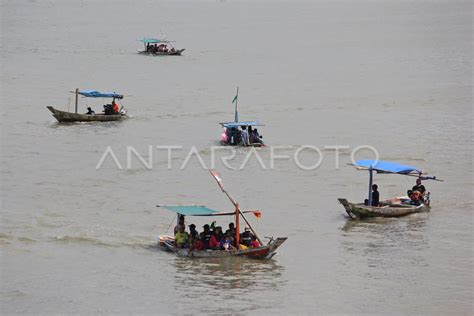 Perahu Wisata Pantai Kenjeran Antara Foto