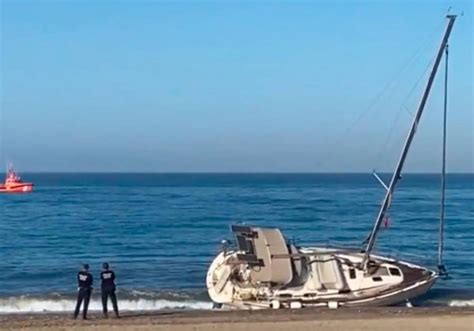 Un Velero Amanece Varado En La Orilla De La Playa De Almerimar Ideal