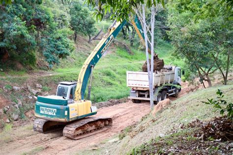 Saae Sorocaba realiza limpeza e desassoreamento de córrego no Jardim