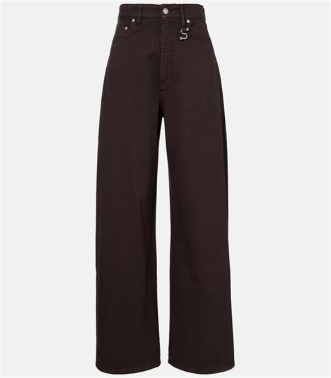 Το πιο hot τζιν του φθινοπώρου δεν είναι μπλε VOGUE GR