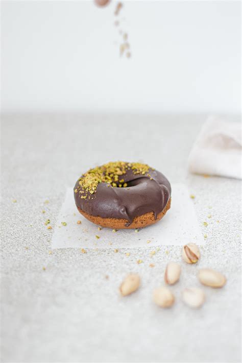 Donut Cake Vegano De Zanahoria Y Cobertura De Chocolate Con Toppings