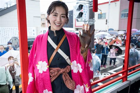 綾瀬はるか「会津まつり」参加「八重ちゃん、おかえり！」12万人集まった会津藩公行列から声援 芸能写真ニュース 日刊スポーツ