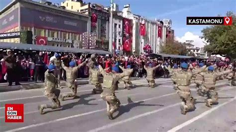 Cumhuriyet Bayramı nda komandoların zeybek oyunu hayran bıraktı