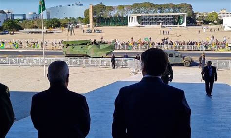 Bolsonaro acompanha desfile de tanques militares no Palácio do Planalto