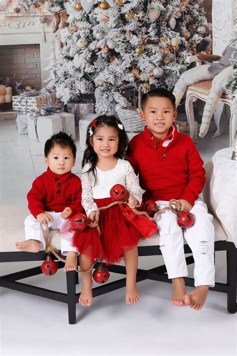 Cute Christmas Family Photos: Spread Holiday Cheer with a Festive Family Portrait!