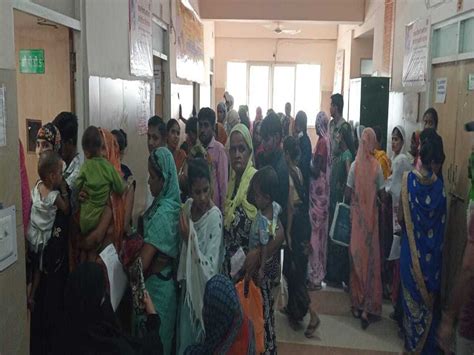 Crowd Of Patients In Opd Of District Hospital जिला अस्पताल की ओपीडी में मरीजों की भीड़ बदायूं