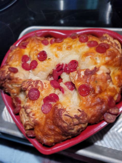 This Pull Apart Pizza Bread With Pillsbury Biscuits Is Made With Soft
