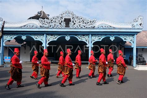 ATRAKSI PRAJURIT DEWAN ADAT KERATON SOLO ANTARA Foto