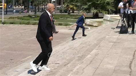 Me Kostum T Zi Dhe Atlete T Bardha Momenti Kur Kryeministri Edi Rama