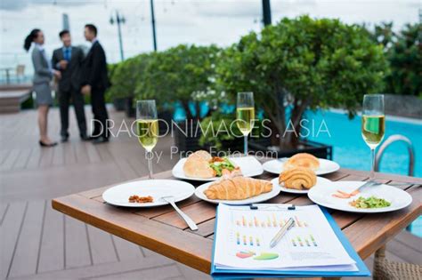 Ghim của DragonImages Production Studio trên Business lunch