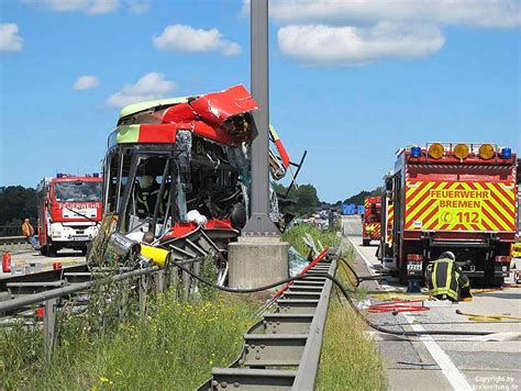 Fahrer Verletzt Sich Bei Busunfall Auf Der A 27 Bei Bremen Schwer