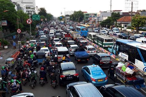 Lampu Merah Detik Sebabkan Kemacetan Mengular Di Jalan Matraman Raya