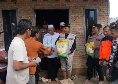 Bupati Pasaman Barat Kunjungi Korban Banjir Dan Salurkan Bantuan